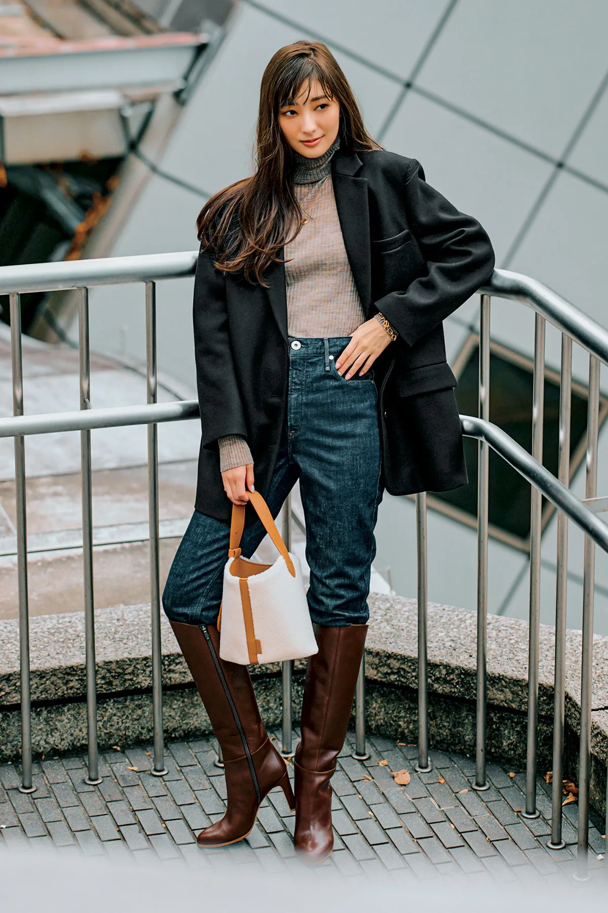 30代のきれいめコーデにおすすめのジャケット×タートルネックニット×デニムパンツの宮本茉由さん