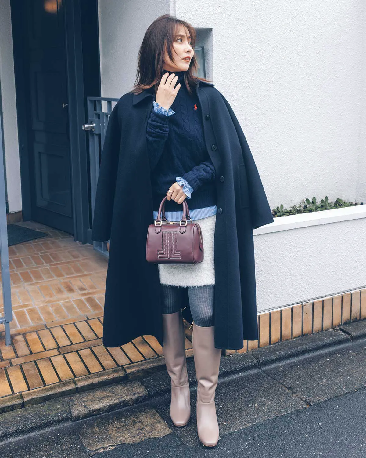 30代のきれいめコーデにおすすめのミニスカート×ニット×ブラウスの石川恋さん