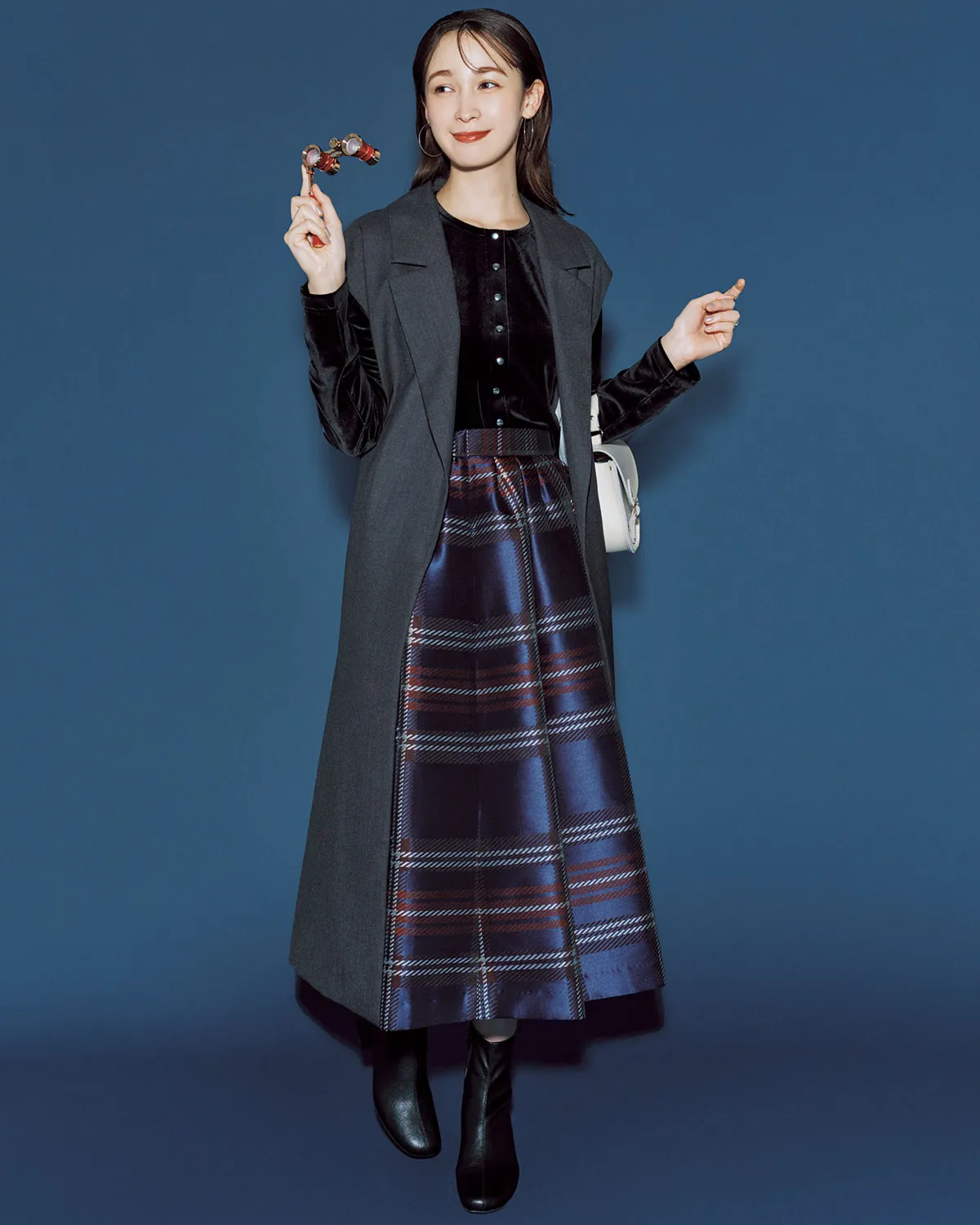 30代のきれいめコーデにおすすめのニット×ジレ×チェック柄フレアスカートの藤井サチさん