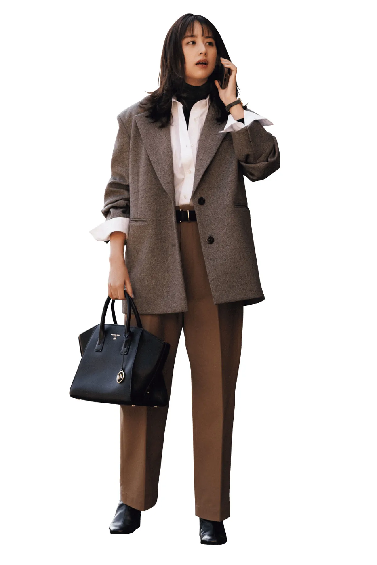 30代のきれいめコーデにおすすめの白シャツ×タートルトップス×ジャケット×パンツの山本美月さん