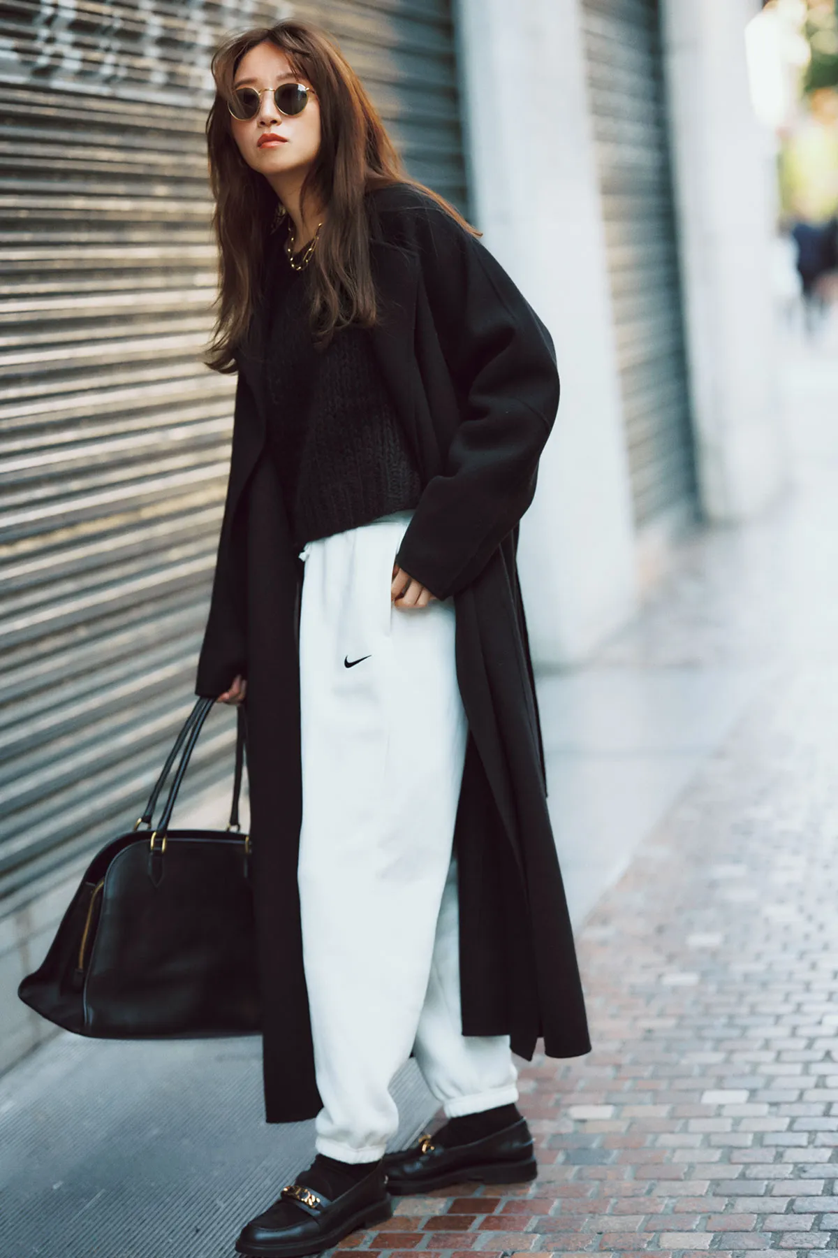 30代のきれいめコーデにおすすめの黒ニット×白スウェットパンツ×黒ロングコートの鹿沼憂妃さん