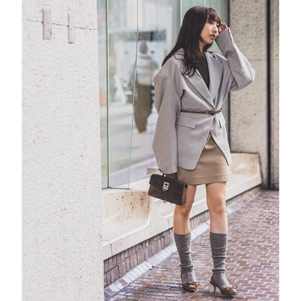 変形ジャケットとミニスカートのコーデ