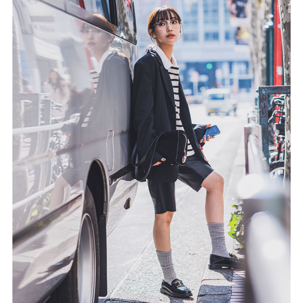 黒ジャケットとハーフパンツのモノトーンコーデ