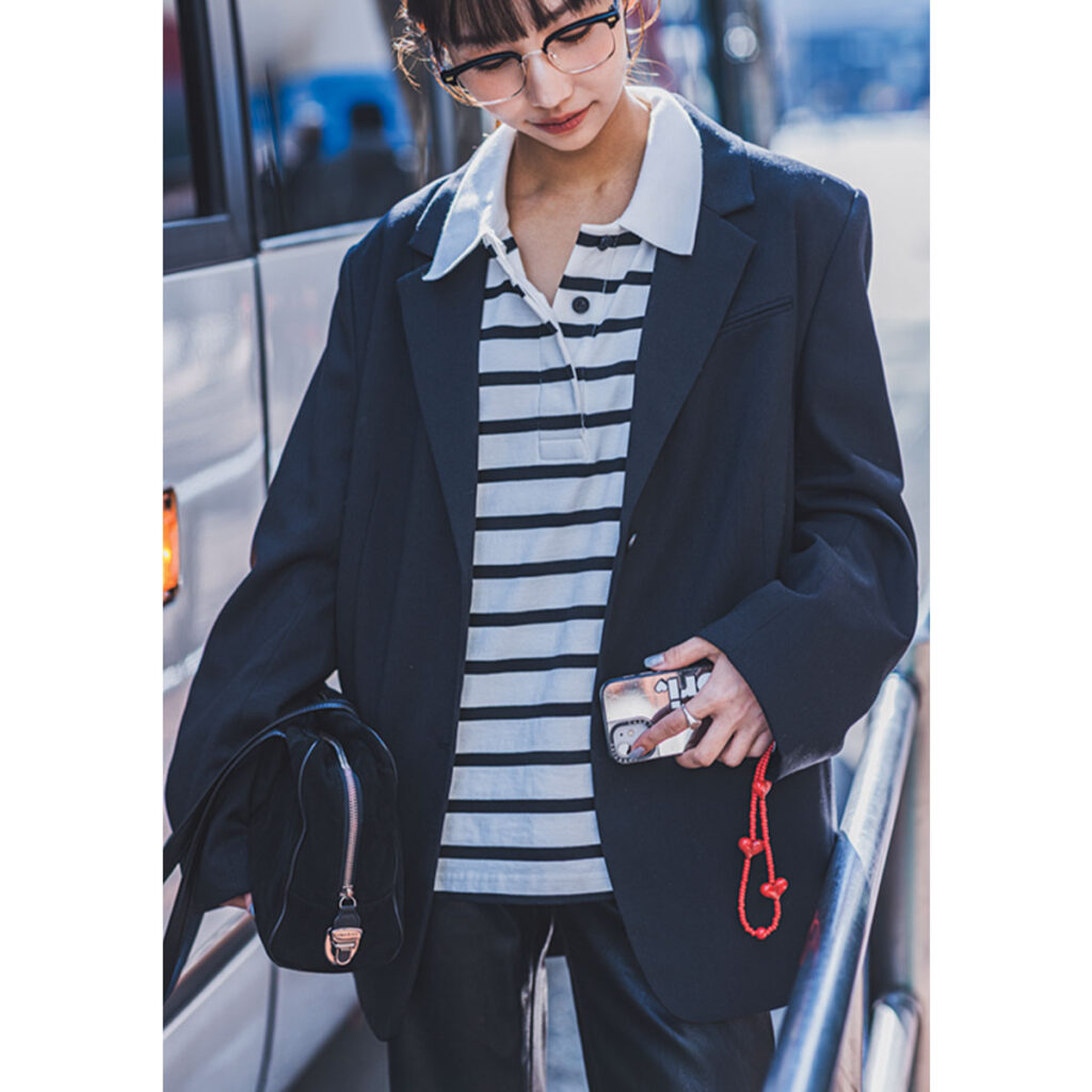 黒ジャケットとハーフパンツのモノトーンコーデ