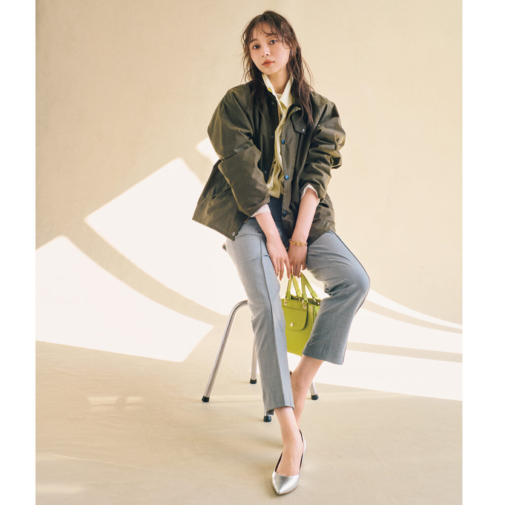 ボーイフレンドジャケットとグレーパンツのコーデ