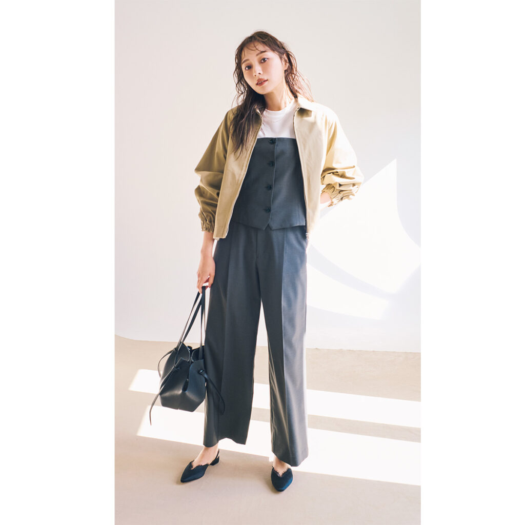 グレーのセットアップとショート丈アウターのコーデ