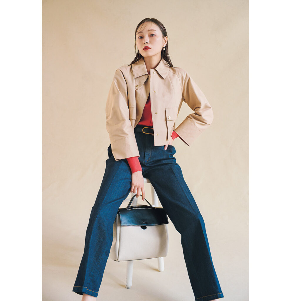 赤ニットとショート丈アウターのコーデ