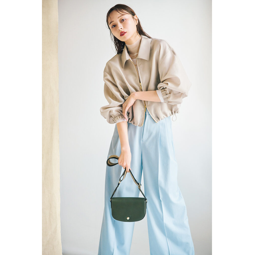 キレイめパンツとショート丈ブルゾンのコーデ