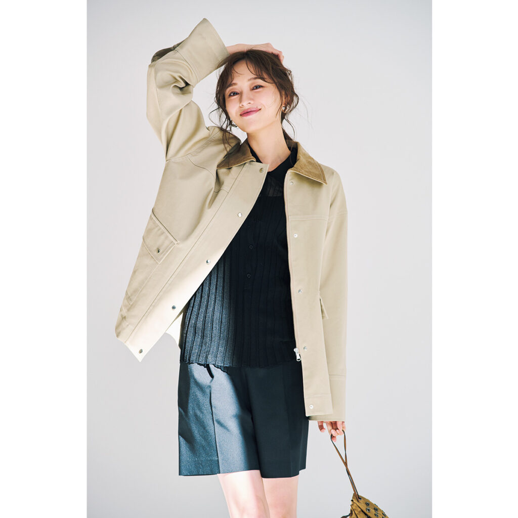 ベージュの春アウターとショートパンツのコーデ