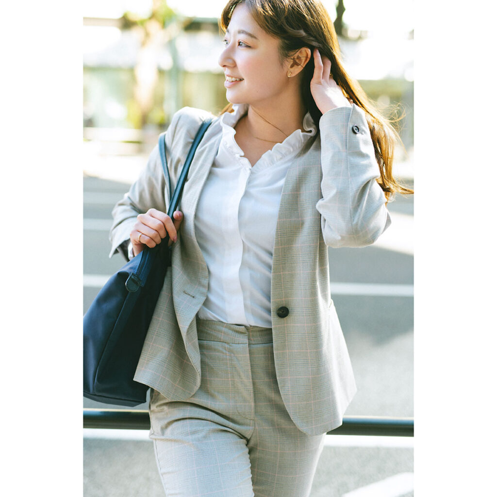 フリルブラウスとジャケパンのお仕事コーデ
