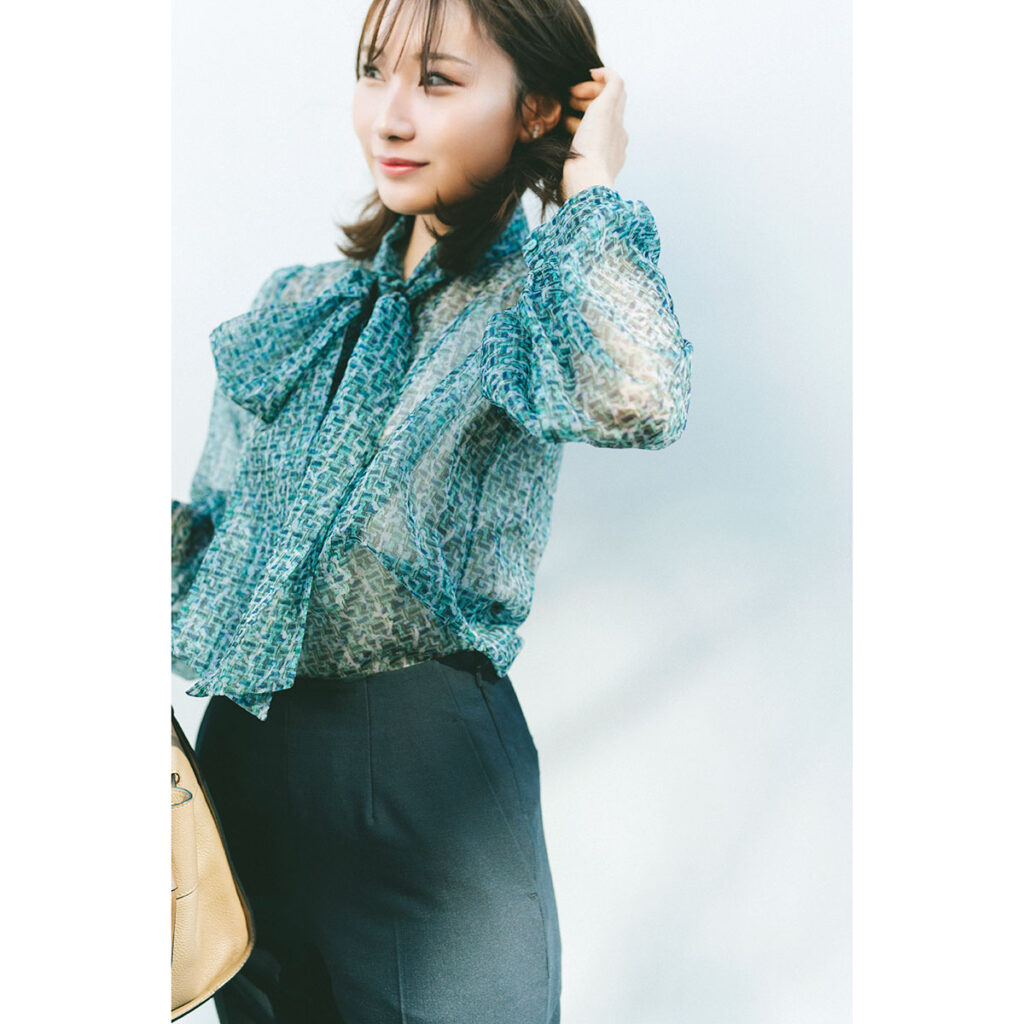 ボウタイブラウスのコーデ