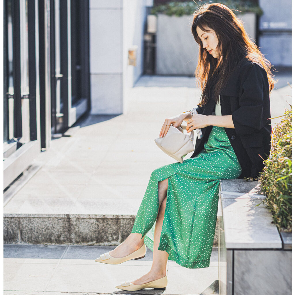 黒ジャケットと女っぽスカートのコーデ