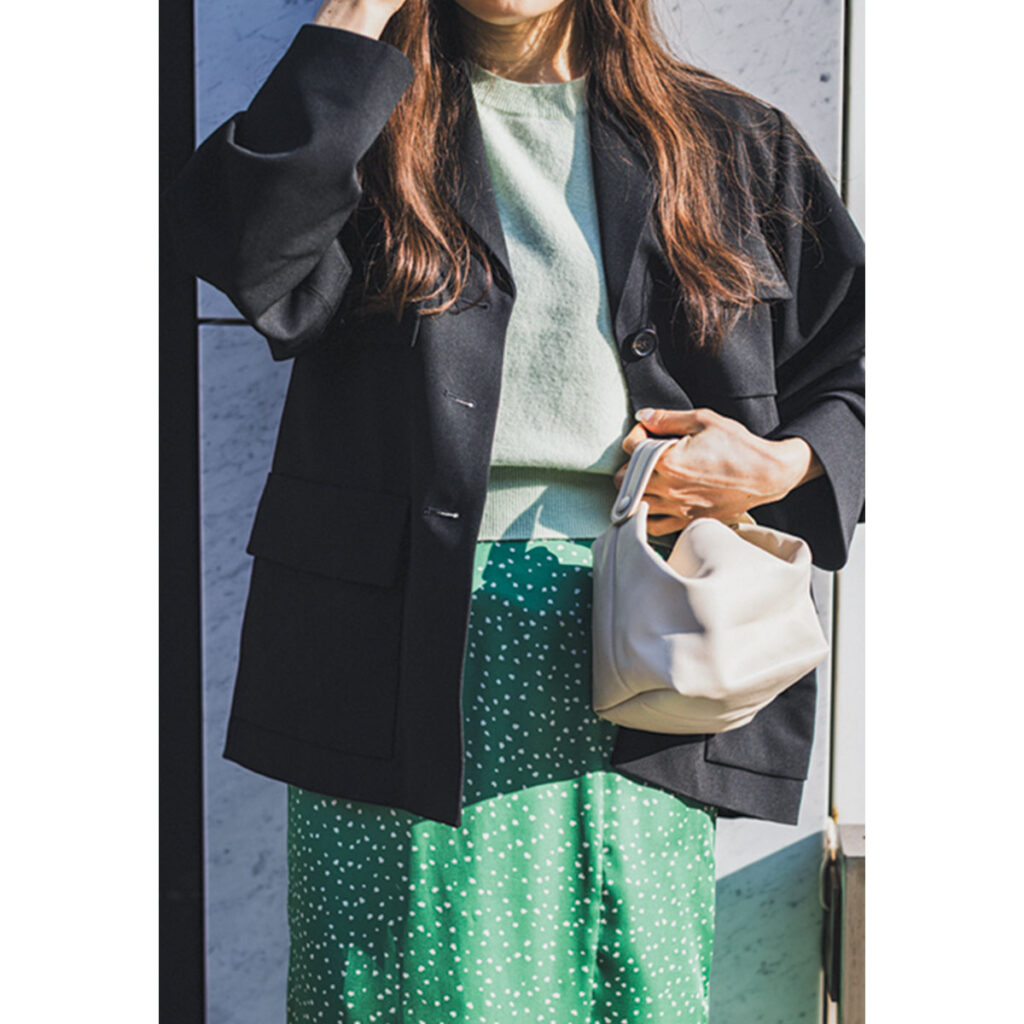 黒ジャケットと女っぽスカートのコーデ