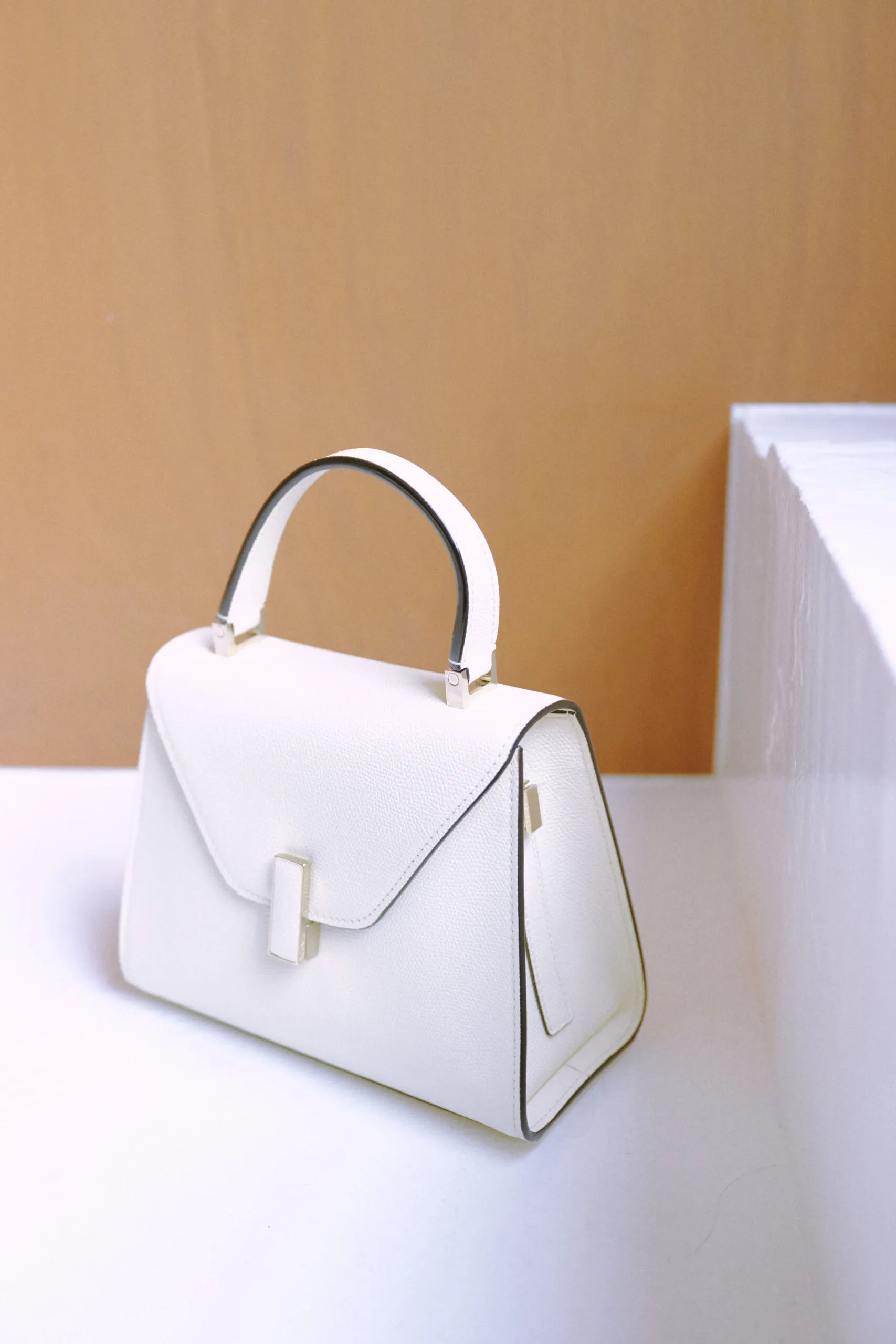 CLASSY.リーダーズ・長江 里穂子さんが購入したヴァレクストラのバッグ「イジィデ」