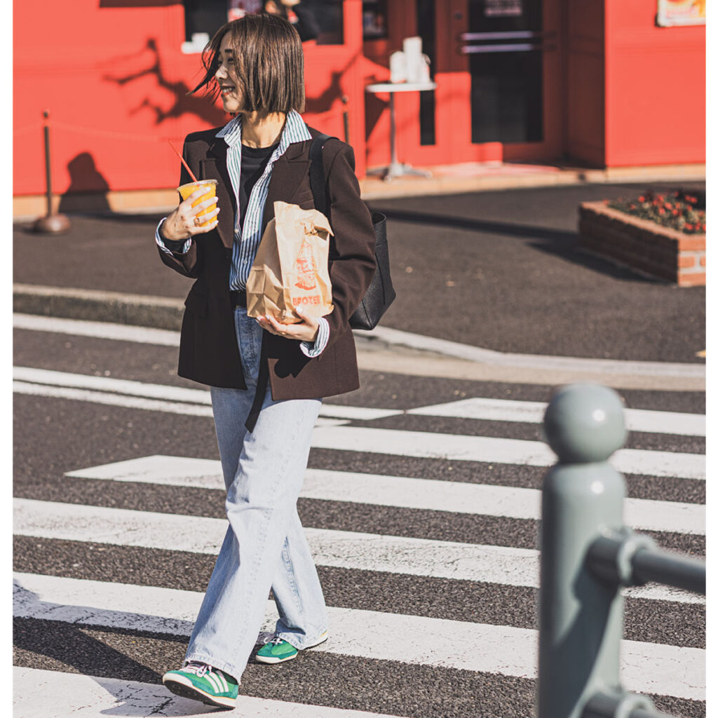 ブラウンジャケットとデニムのコーデ