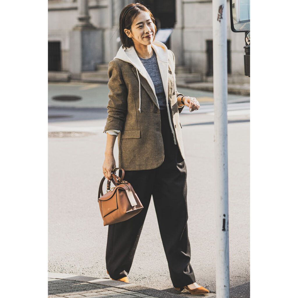 ジャケットとパーカーのコーデ