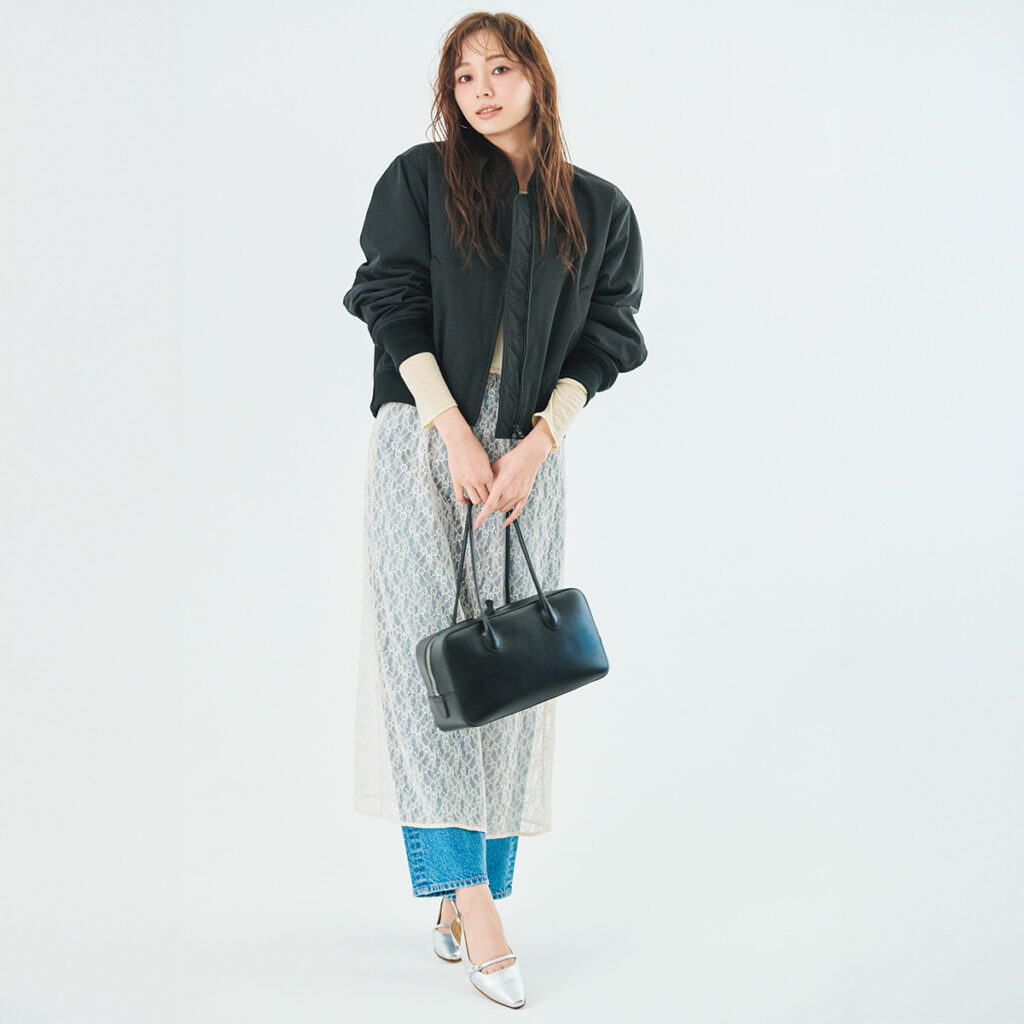 ユニクロのブルゾンとレーススカートのコーデ