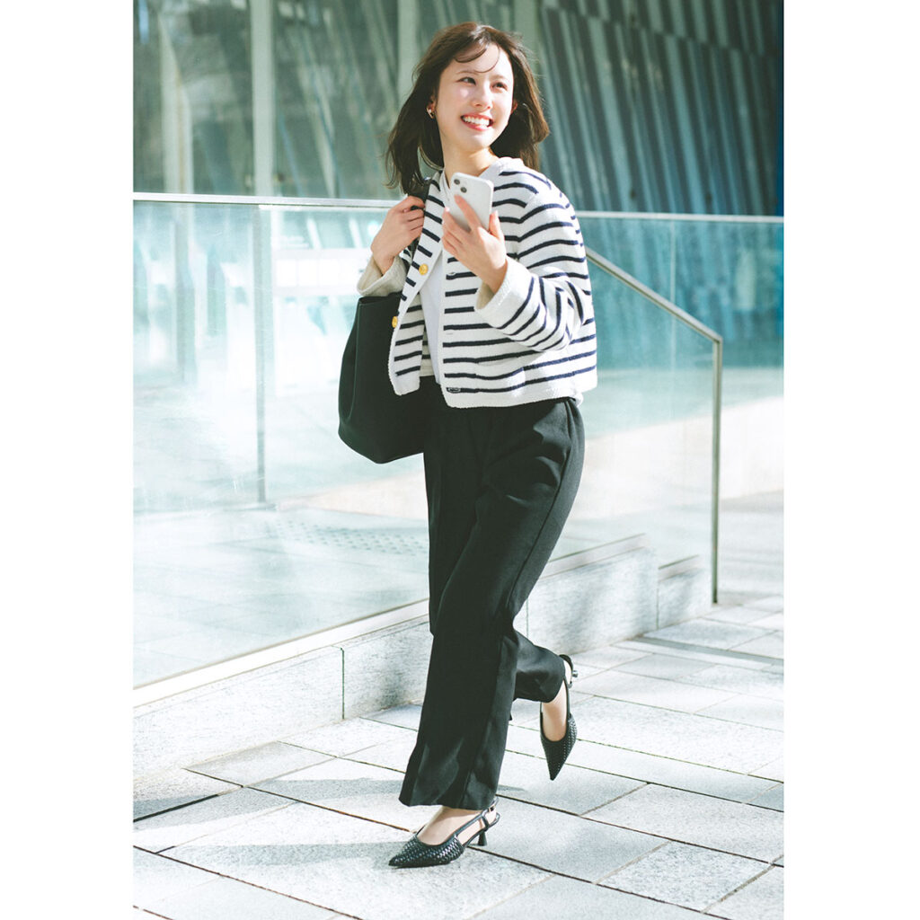 ボーダーカーディガンと黒パンツのコーデ