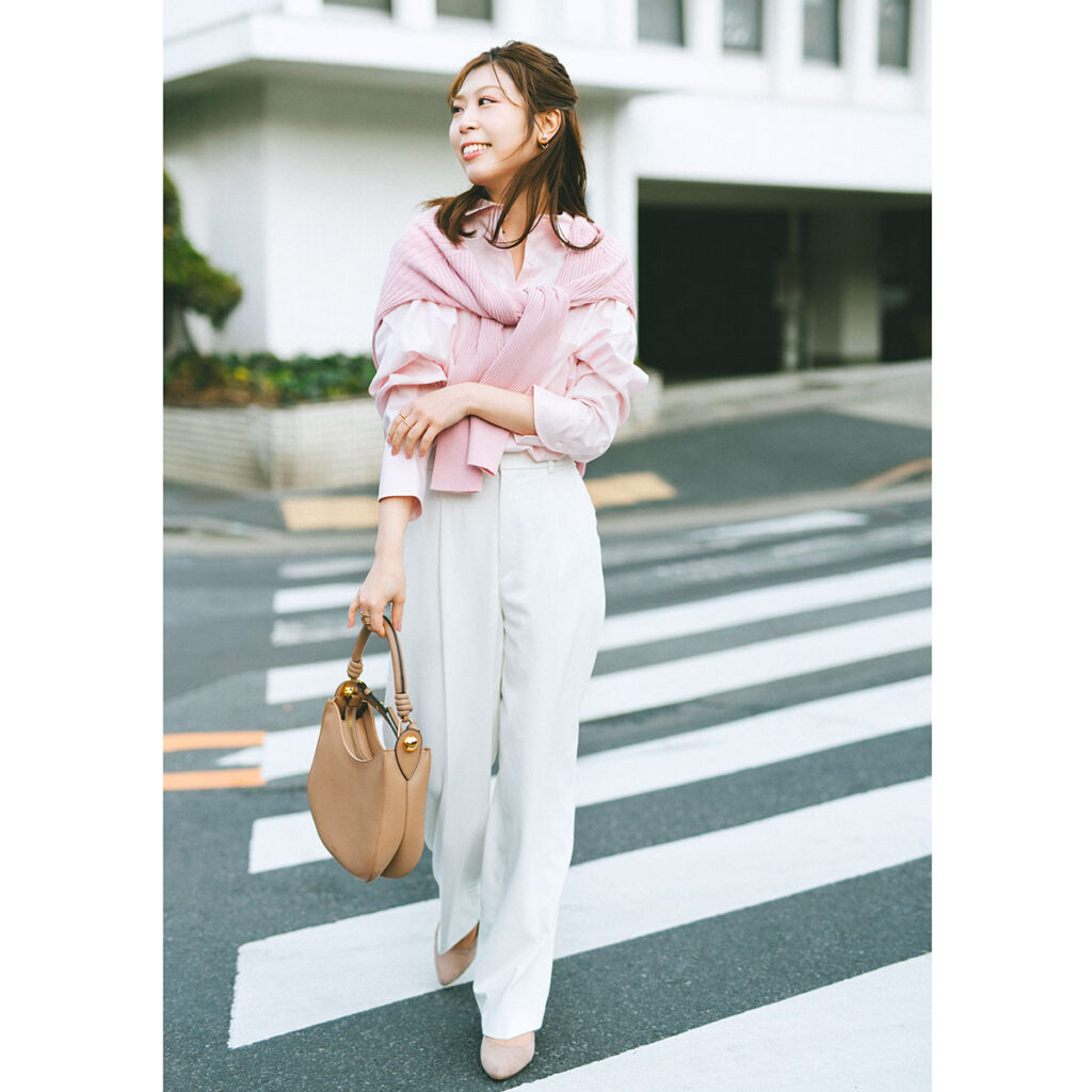 ánuansのピンクシャツのコーデ