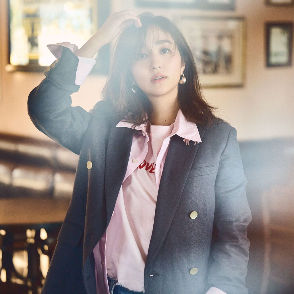 ピンクシャツとグレージャケットのコーデ