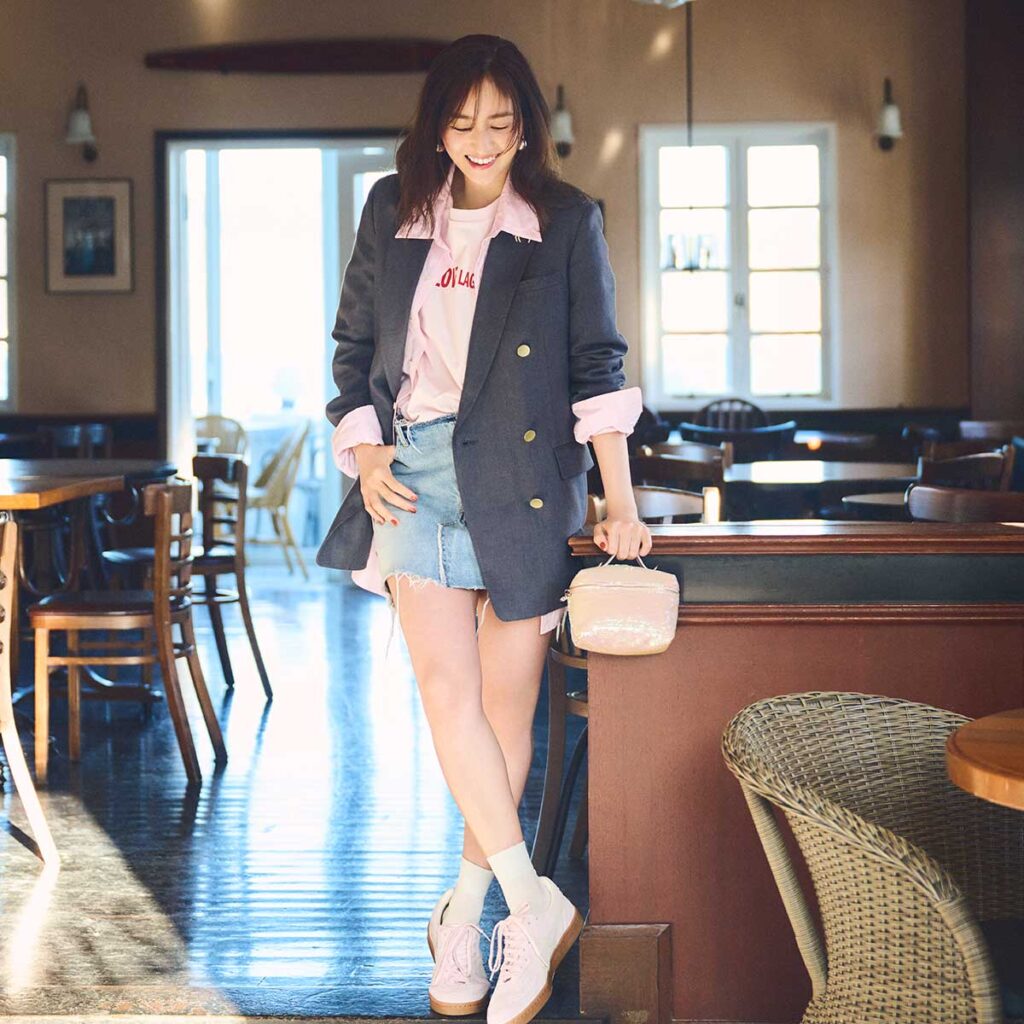 ピンクシャツとグレージャケットのコーデ