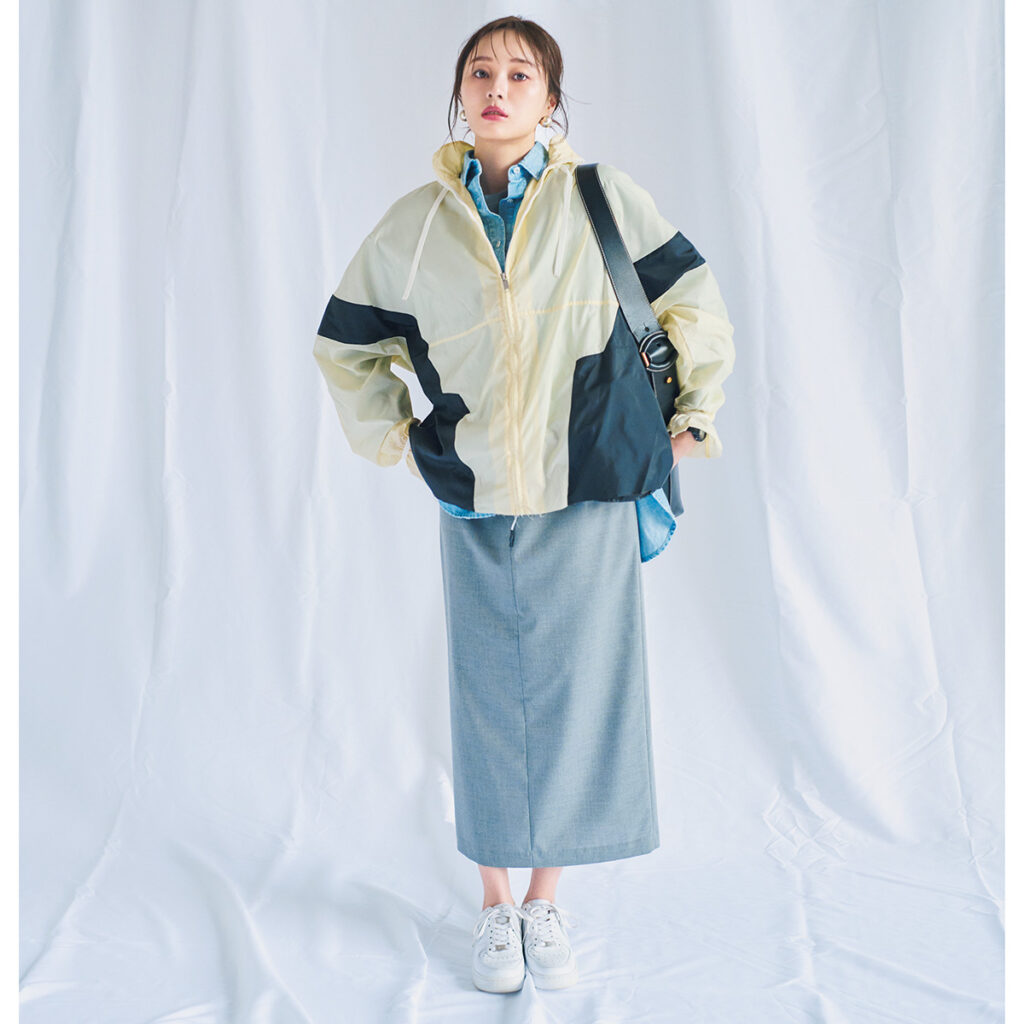 シャカシャカアウターとシャツのレイヤードコーデ