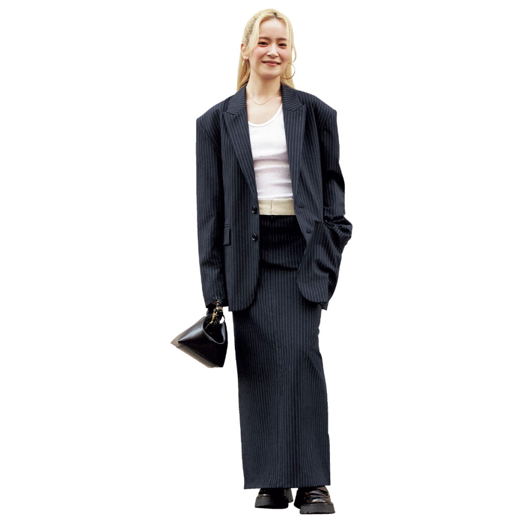 オーバーサイズジャケットとスカートのコーデ