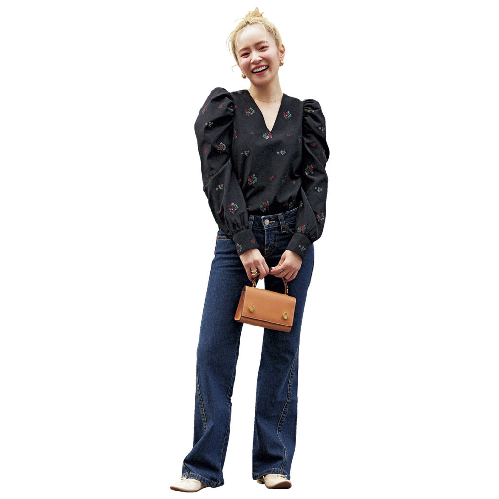 パフスリーブトップスとデニムのコーデ