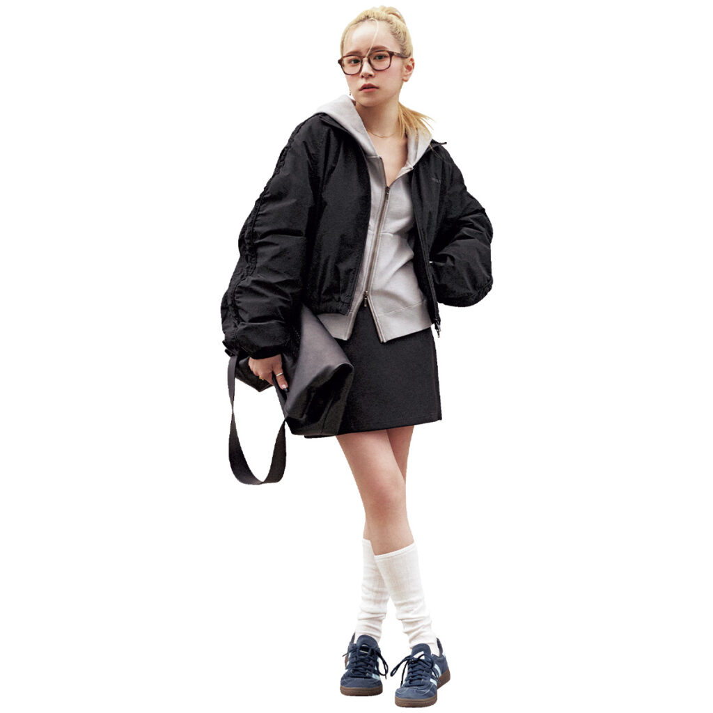 パーカーとブルゾンのレイヤードコーデ