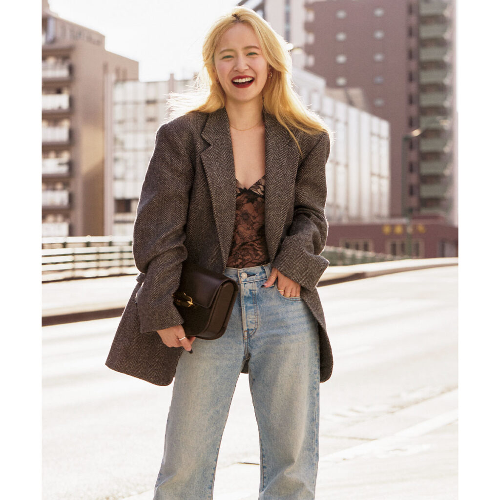 オーバーサイズジャケットとレーストップスのコーデ