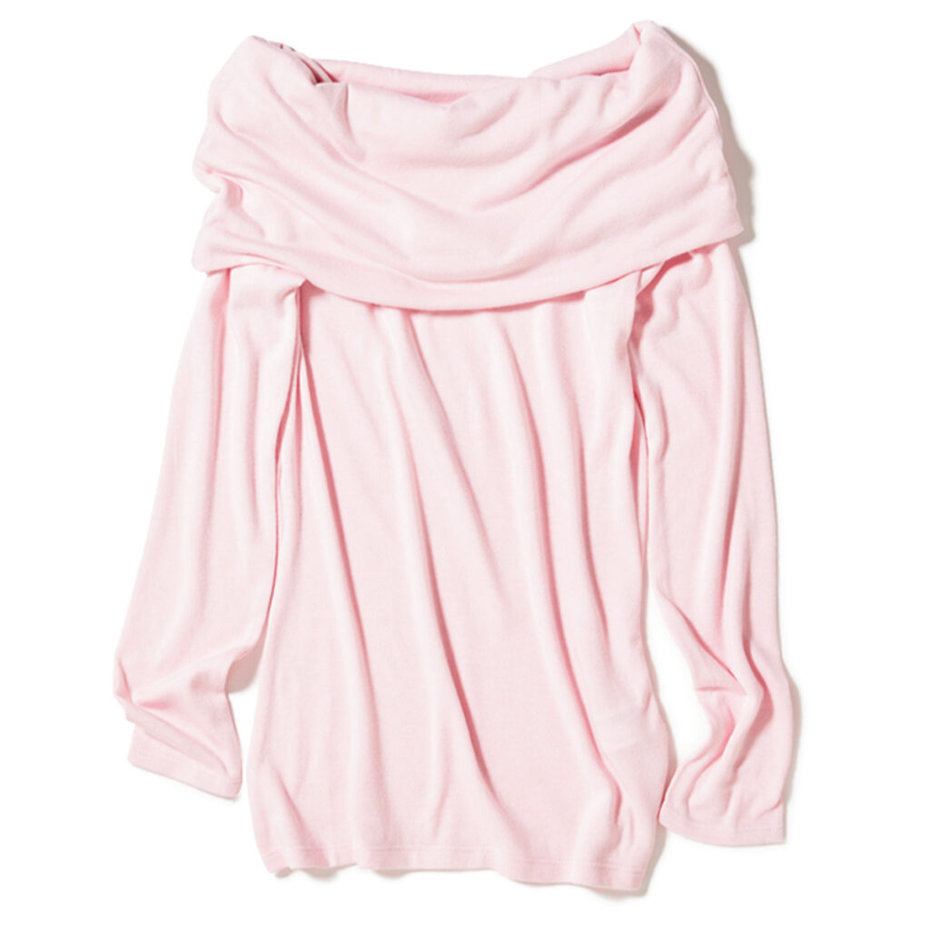 ピンクのオフショルニット