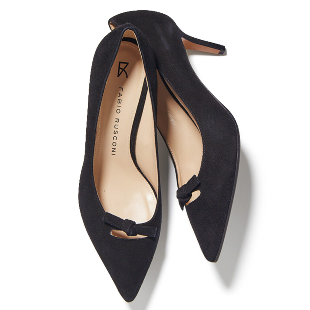 さりげないリボンの黒パンプス