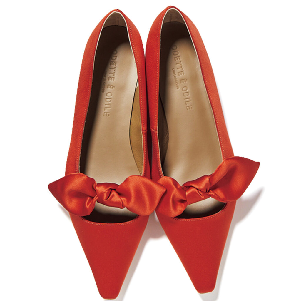 赤サテン生地のリボンパンプス