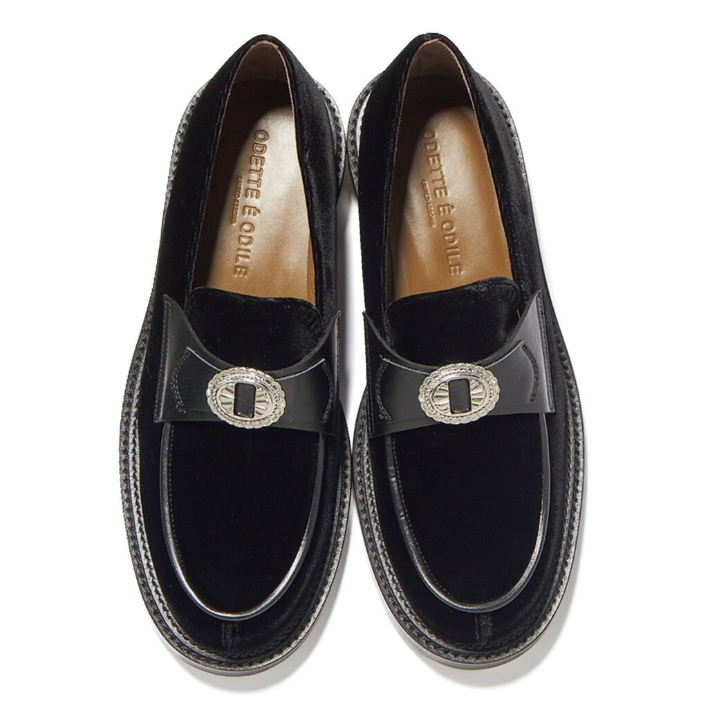 起毛素材×コンチョのローファー