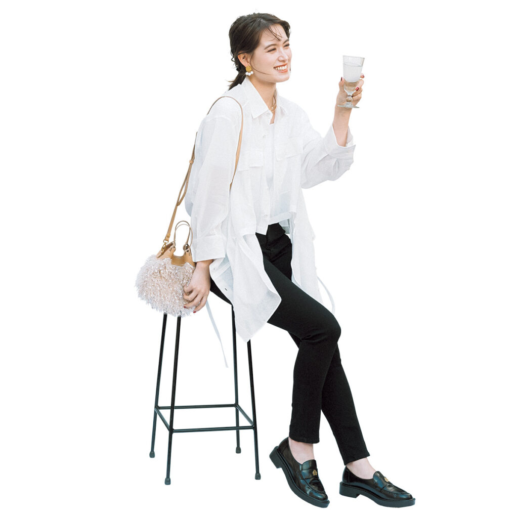 白シャツと黒パンツのモノトーンコーデ