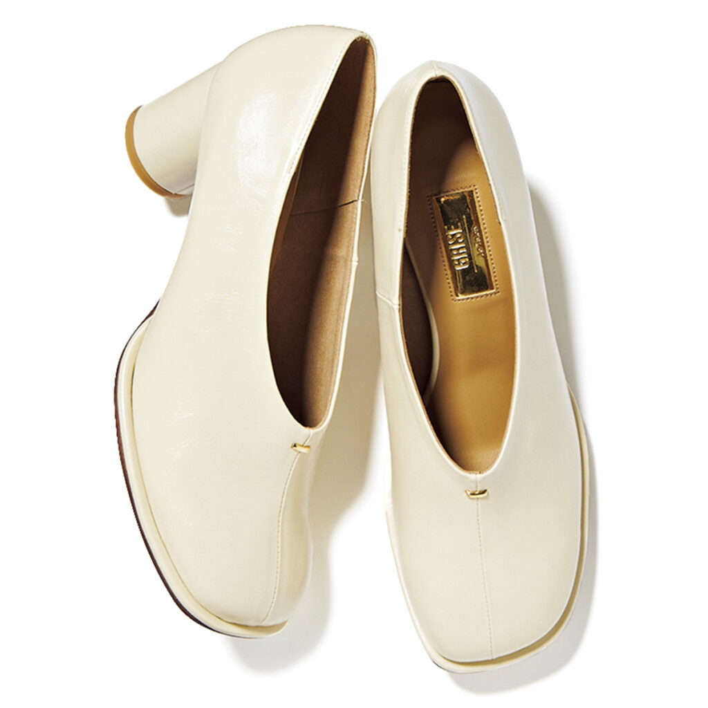 曲線トゥのヒール靴