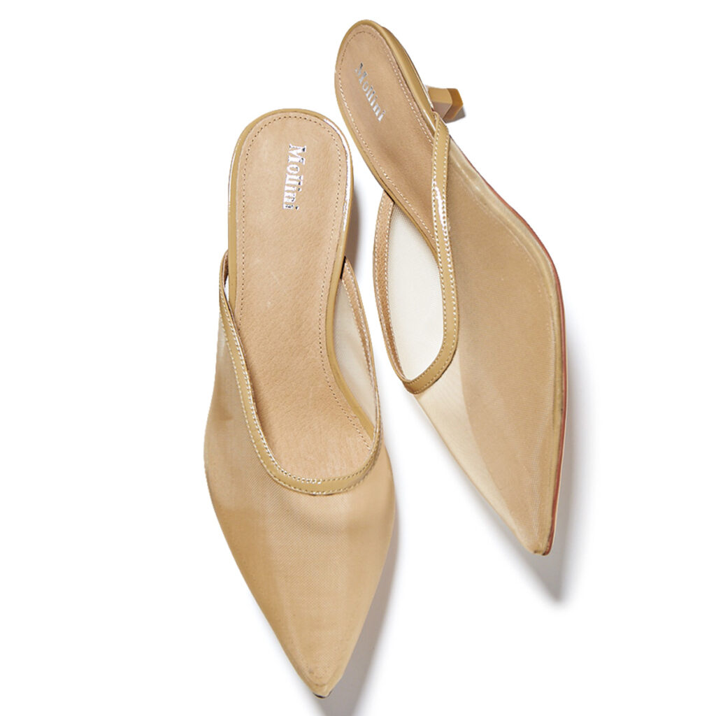 ニュアンスベージュのシアーミュール