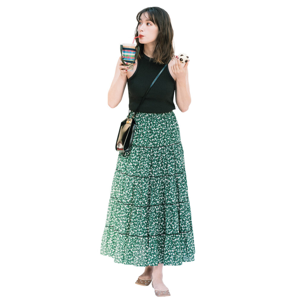 黒タンクトップと柄スカートのコーデ