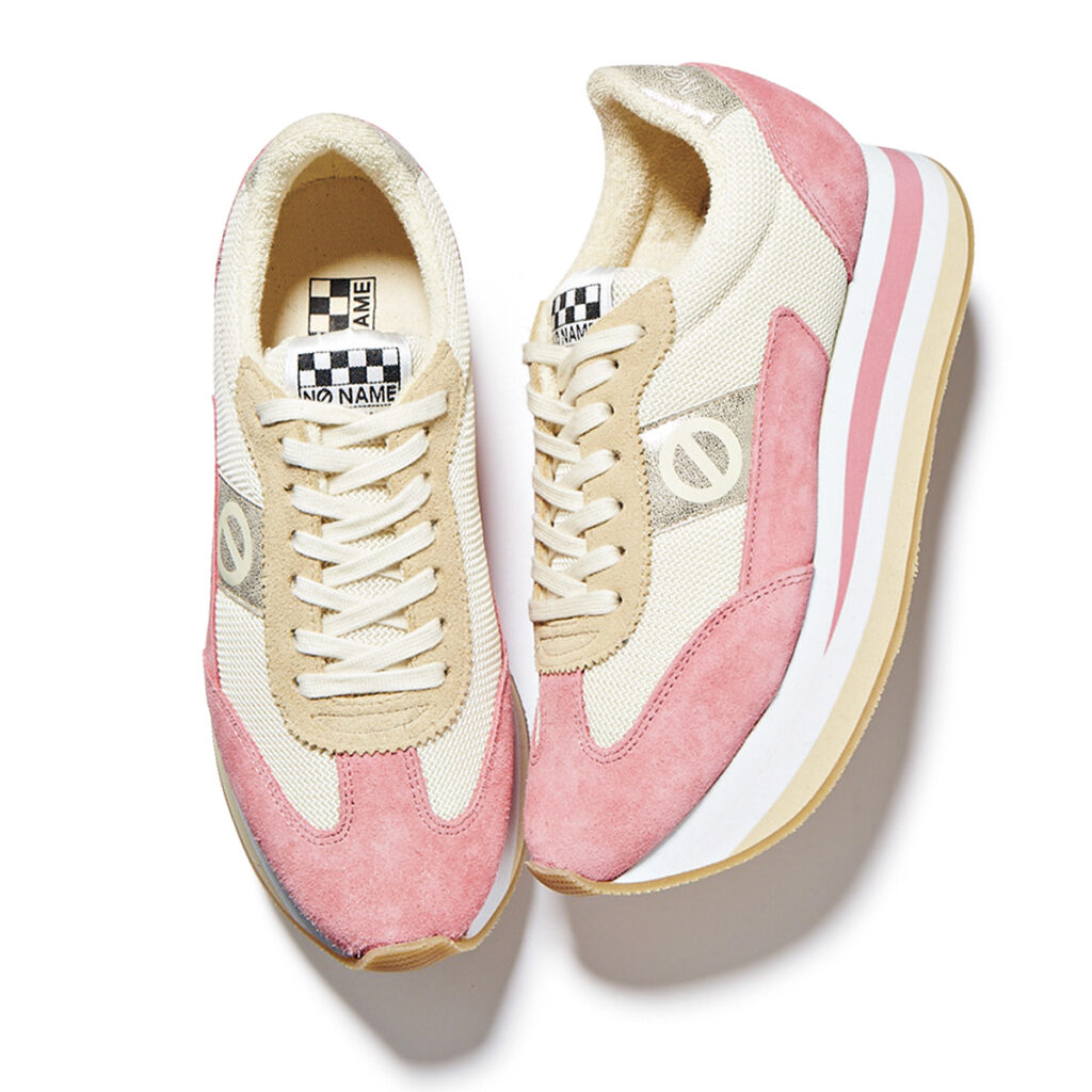 甘め配色のスニーカー