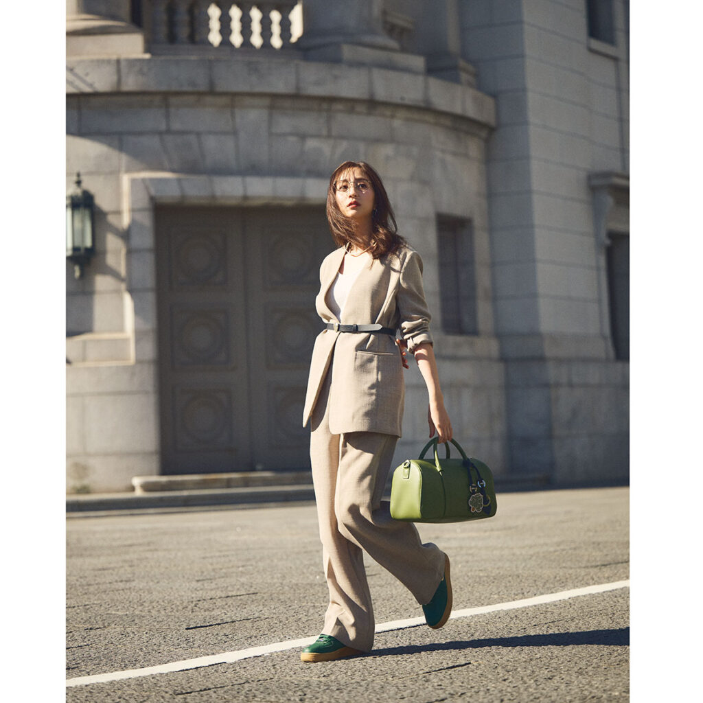 ベージュのジャケパンコーデ