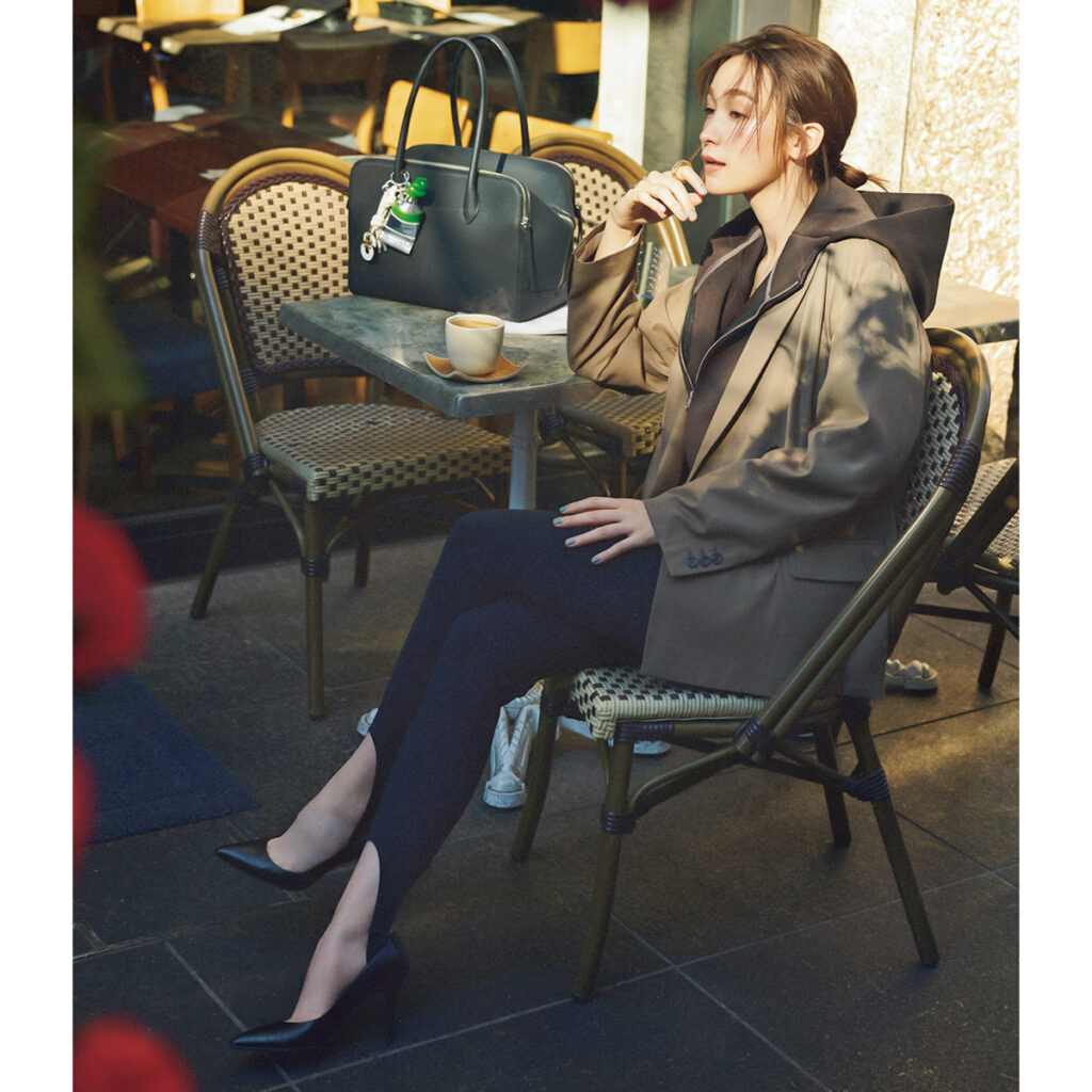 ジャケットとフーディとトレンカのキレイめカジュアルコーデ