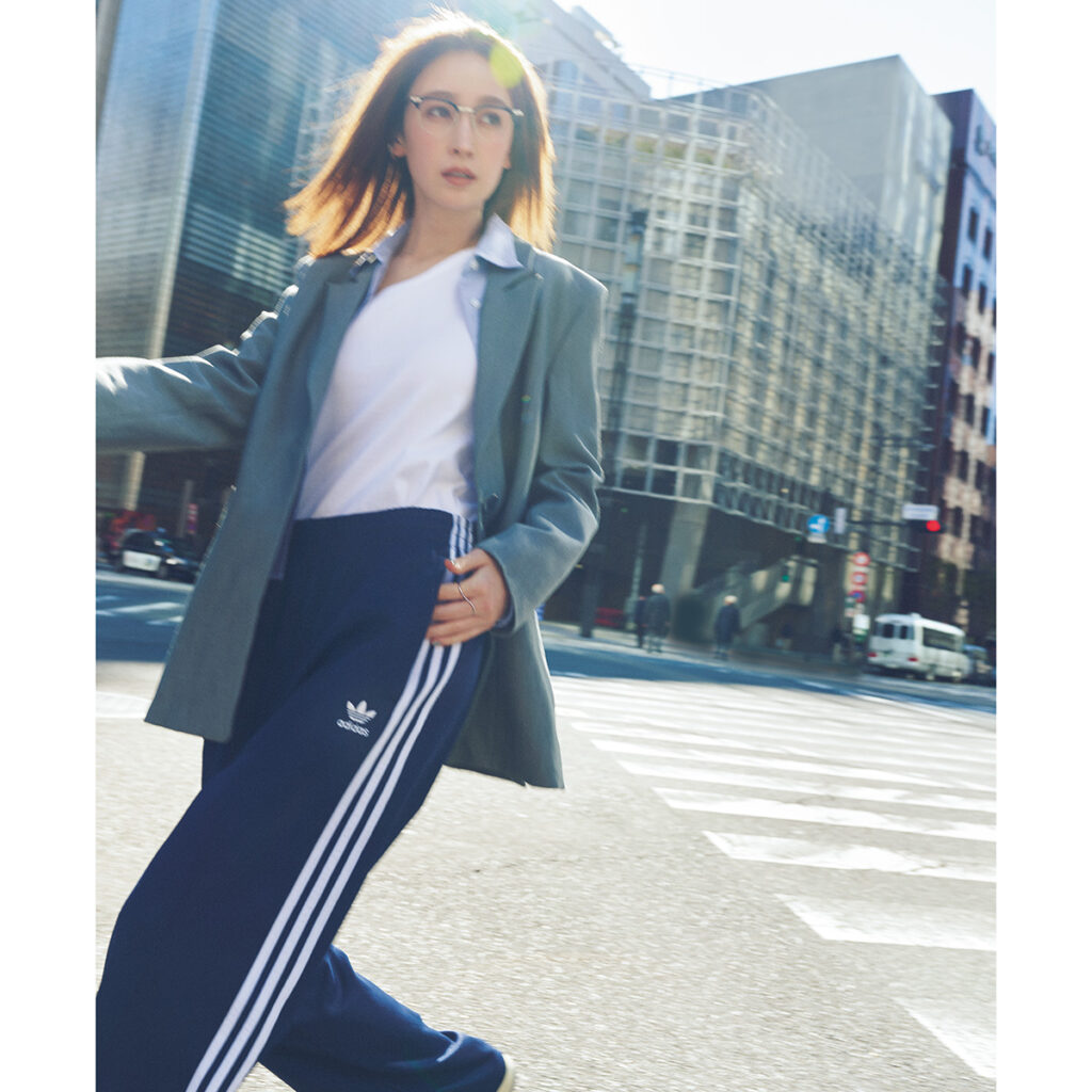 ラインパンツとジャケットのコーデ