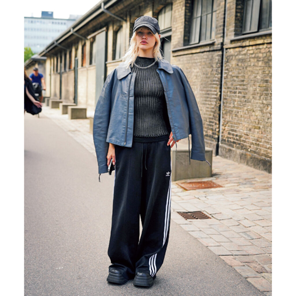 ラインパンツとスニーカーのカジュアルコーデ