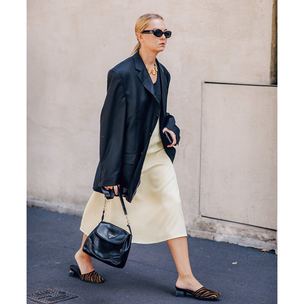 白スカートとビッグジャケットのコーデ