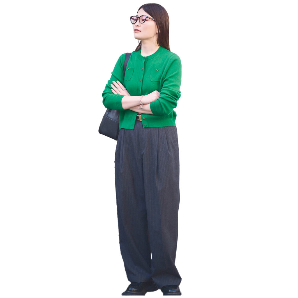 CABaNのちびポケカーデのコーデ,CABaNのグリーンカーデとグレーパンツのコーデ