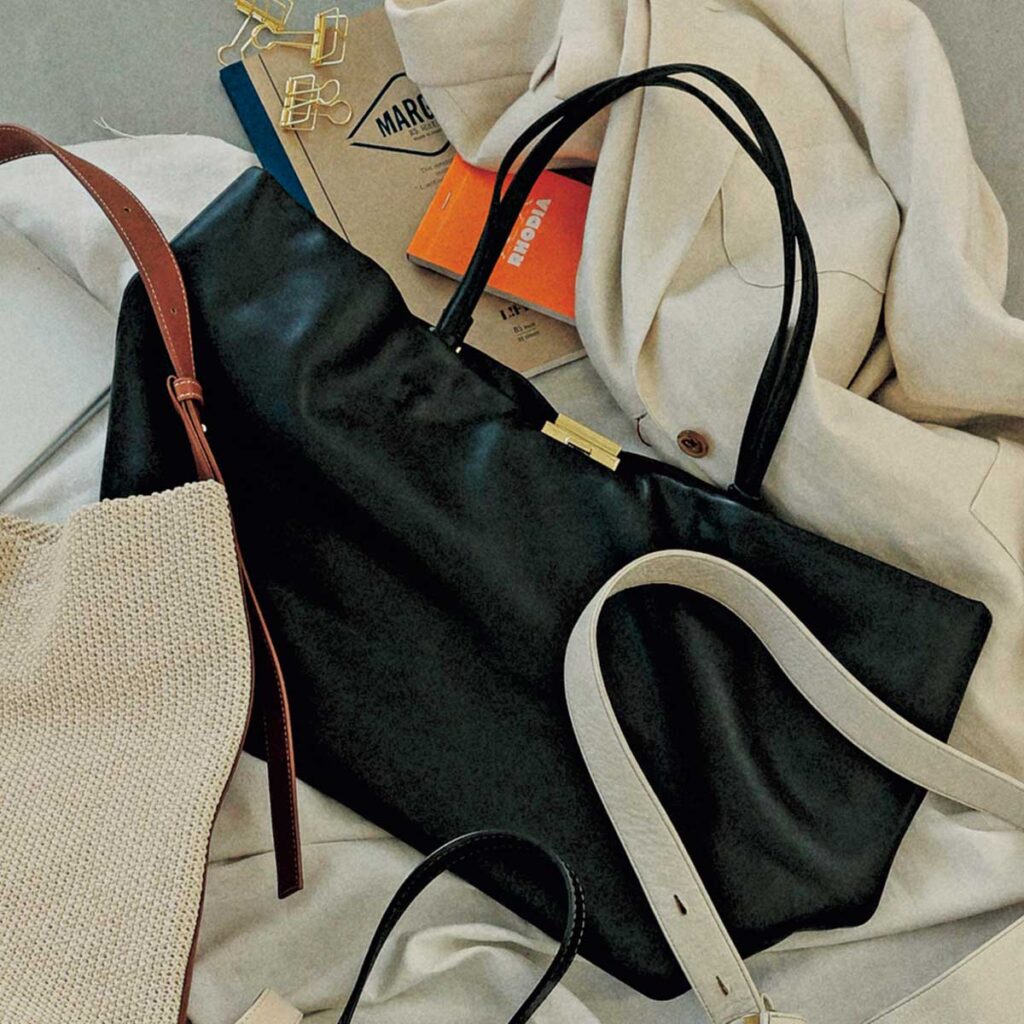 ゴールドの留め具の黒バッグ