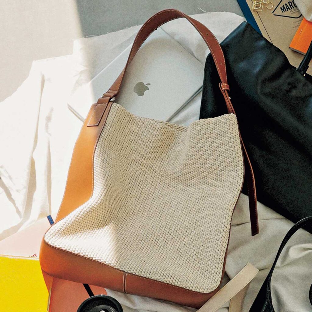 ラフィア風素材のバッグ