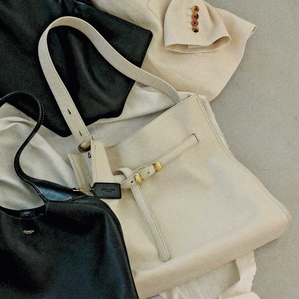 リボンベルトと四角いフォルムの白バッグ