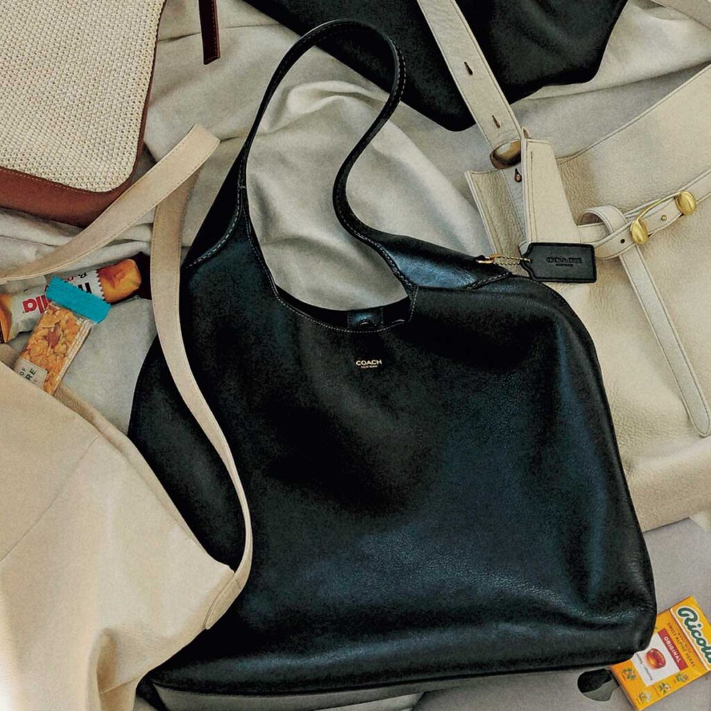 スムースレザーの大人シックなバッグ