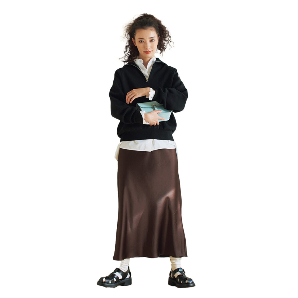 ニットとシャツのレイヤードにサテンスカートのコーデ